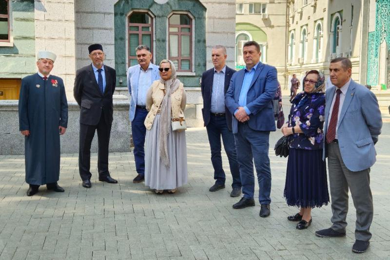 Московскую Соборную мечеть впервые посетила делегация Общественного совета при Министерстве обороны